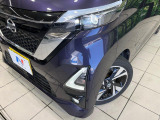 【LEDヘッドライト】悪天候や夜間走行時も良好な視界を確保し安心して運転できる高輝度LEDヘッドライトを装備!点灯速度が早く、消費電力も抑えられています。