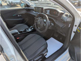 運転席周辺は、プジョー独自の設計思想が生み出した『i-Cockpit』