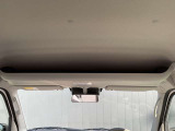 運転席の上のルーフには収納スペースがあります。