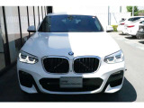 BMWの代名詞の【キドニーグリル】グリルが腎臓のように見えるので【キドニー】と呼ばれるようになりました。一目見ただけでBMWであると認識できる確固たるアイコンとして存在感を放ちます。