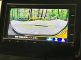 【バックカメラ】駐車時に後方がリアルタイム映像で確認できます。大型商業施設や立体駐車場での駐車時や、夜間のバック時に大活躍!運転スキルに関わらず、今や必須となった装備のひとつです!