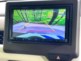 【バックカメラ】駐車時に後方がリアルタイム映像で確認できます。大型商業施設や立体駐車場での駐車時や、夜間のバック時に大活躍!運転スキルに関わらず、今や必須となった装備のひとつです!