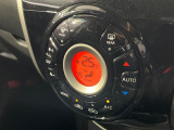 【オートエアコン】一度お好みの温度に設定すれば、車内の温度を検知し風量や温度を自動で調整。暑い…寒い…と何度もスイッチ操作をする必要はありません。快適な車内空間には必須の機能ですね♪