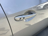 スマートキーを所持している状態でロックボタンを押すと、車両すべてのドアの解錠や施錠を行うことが出来ます。