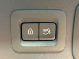【パワーバックドア】スマートキーや運転席のボタンを押すだけでリアゲートが自動で開閉します!荷物を持っている時や、高い位置にあるバックドアを閉める際に便利な機能です♪