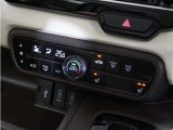 【オートエアコン】温度を設定すれば自動で快適な車内温度を保ちます。エアコン内部の高性能脱臭フィルターで車内のアレルゲンや花粉を除去。