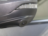 左ドアミラー下部に内蔵のカメラで車両左前方を確認できます!サイドカメラの映像はディスプレイに映し出します。