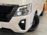 【LEDヘッドライト】悪天候や夜間走行時も良好な視界を確保し安心して運転できる高輝度LEDヘッドライトを装備!点灯速度が早く、消費電力も抑えられています。
