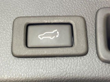【パワーバックドア】スマートキーや運転席のボタンを押すだけでリアゲートが自動で開閉します!荷物を持っている時や、高い位置にあるバックドアを閉める際に便利な機能です♪