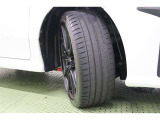 タイヤサイズはハイスペックな 225/40R18。