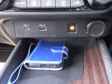 置くだけでQi対応スマートフォン*が充電できるワイヤレス充電器を採用。スマートフォンを置いた時のみ自動判別して充電を開始するので、他のものも自由に置けます。USBソケットはタイプAとCの接続が可能です。