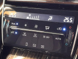 【左右独立型フルオートエアコン】運転席と助手席でそれぞれお好みの温度に設定可能。同乗者にも配慮した、快適な空調をお届け致します。