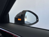 ●アウディサイドアシスト『後方の死角を並走する車両を検知しドアミラーの内側のLEDが点灯。ドライバーに注意を促し事故を未然に防ぐシステムです。』