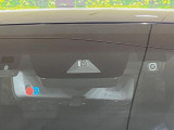 【トヨタセーフティセンス】走行中に前方の車両等を認識し、衝突しそうな時は警報とブレーキで衝突回避と被害軽減をアシスト。より安全にドライブをお楽しみいただけます。