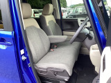 【ベンチシート】運転席と助手席の移動もスムーズ!狭い駐車場での乗り降りや、お子様の乗り降りにも便利です。座席の間にコンソールボックスやドリンクホルダーがないため、車内空間が広く感じます。