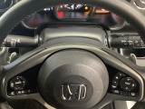 ステアリングの裏側、左右にパドルシフトがついています。右が+、左が-の操作でシフトチェンジを行い、エンジンブレーキなどのマニュアル操作ができます。