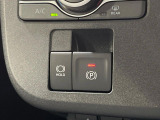 【電動パーキングブレーキ】パーキングブレーキは便利な電動式!ボタン一つで操作でき、アクセルを踏めば自動で解除されます♪レバーやペダルが無いので運転席廻りもすっきりしますね♪