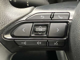 運転中、オーディオの操作をしてて、ハッとしたことはありませんか?ステアリングスイッチは、運転中でもハンドルでオーディオの操作が可能です。安全なドライブをサポートします。