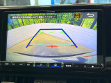 【バックカメラ】駐車時に後方がリアルタイム映像で確認できます。大型商業施設や立体駐車場での駐車時や、夜間のバック時に大活躍!運転スキルに関わらず、今や必須となった装備のひとつです!