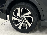タイヤサイズは195/60R17!純正アルミホイール!残り溝は4ミリ程度です!