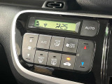 【オートエアコン】一度お好みの温度に設定すれば、車内の温度を検知し風量や温度を自動で調整。暑い…寒い…と何度もスイッチ操作をする必要はありません。快適な車内空間には必須の機能ですね♪