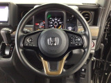 【ハンドル】運転にかかわる様々な操作を安全に行えるように視点移動が少なく操作性に配慮されたスイッチ類が凝縮されたコックピットです。