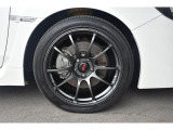Aftermarket製アルミホイール タイヤサイズは245/40R18