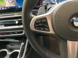 【ハンドル】ドライバーとBMW車の一体感がダイレクトに伝わるステアリングホイール。形状・太さへの拘りに加えて、操作性を高める為にスイッチ類も配置。クイックかつ安定のドライビングを体感下さい!