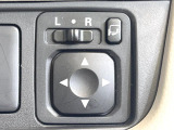 【電動格納ミラー】サイドミラーは電動格納式となっており、狭い駐車場でもキズがつくリスクを抑えられます。
