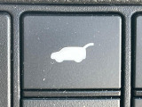 【パワーバックドア】スマートキーや運転席のボタンを押すだけでリアゲートが自動で開閉します!荷物を持っている時や、高い位置にあるバックドアを閉める際に便利な機能です♪