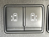 【両側パワースライドドア】スマートキーや運転席のスイッチで後席両側スライドドアの開閉が可能♪電動だから力を入れてドアを開ける必要が無く、小さなお子様でも簡単に開け閉めでき快適です♪