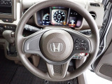 ハンドル左側にはオーディオ操作が出来るオーディオリモートコントロールスイッチ、右側にはHonda SENSINGとオートクルーズコントロールのスイッチを装備!