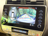 【マルチテレインモニター】車のフロントやサイドのカメラ画像を同時にモニター表示することで、悪路や狭い道を走行時でも周囲の状況確認ができ安心!本格SUVにうれしい装備です♪