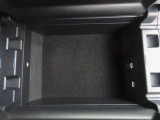 USBポートが二口ございますので、運転席と助手席それぞれのスマホや電子小物を充電可能です。