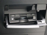 高速道路上に設置されたITSスポットと双方向通信を行うETC2.0ユニットは、ナビゲーションとも連動して、ETC機能に加え、安全運転をサポートする交通情報を画像や音声などで提供します。
