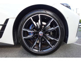 【BMWアロイホイール】軽量かつ強度に拘ったアロイホイール。走行性能ポテンシャルを引き出す設計。タイヤのサイドウォールが強化されたランフラットタイヤは、パンク時にタイヤがつぶれてもリムから外れません。