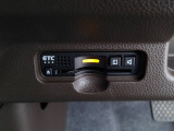 有料道路をキャッシュレスで通行できるETC車載器付きです。運転席足元に設置されています。ETCセットアップ費用は含まれておりません。別途必要となります。
