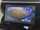 リバースギアに入れるだけで後方の表示へ切り替わります。夜間や雨の日の駐車も楽になりますよ。