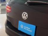 リアカメラがVWエンブレムに内蔵されています。ギアをリバースに入れると車両後方の映像が映しだされます。