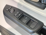 【電動格納ミラー】サイドミラーは電動格納式となっており、狭い駐車場でもキズがつくリスクを抑えられます。