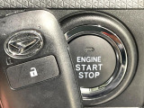 【キーフリーシステム】カバンやポケットに入れたままでもドアの施錠・解錠が可能なスマートキーを装備。エンジンのオン・オフ時もカギを取り出す必要が無いからとっても便利です♪