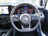 ステアリングハンドルです。オーディオコントロールスイッチが付いて運転中でも手元でオーディオの操作が出来て便利ですよ。