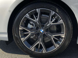 BMW純正18インチホイール。洗練されたデザインで、足元の個性を引き立てます。