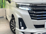 【LEDヘッドライト】悪天候や夜間走行時も良好な視界を確保し安心して運転できる高輝度LEDヘッドライトを装備!点灯速度が早く、消費電力も抑えられています。