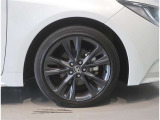 純正のアルミホイール装着車です。タイヤサイズは215/45R17です。