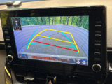 【バックカメラ】駐車時に後方がリアルタイム映像で確認できます。大型商業施設や立体駐車場での駐車時や、夜間のバック時に大活躍!運転スキルに関わらず、今や必須となった装備のひとつです!