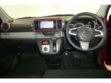 運転席周りのレイアウトをご覧ください。ナビゲーションが綺麗に装着されすっきり収まってますね!