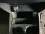 アクセサリーソケットはUSBのアダプターなどをつければ、スマホの充電にも使えます。周辺には物が置けるボックスがついています。