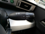 オートヘッドライト標準装備です。車外の明るさに応じて自動的にヘッドライトの点灯・消灯をしてくれます。トンネルの出入り口などで活躍してくれます。