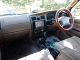 清潔感のあるクリーンな車内・後期最終モデル ワンオーナー 4WD カロッツェリアHDDナビ/CD/DVD再生 ETC 背面タイヤ 純正16AW 純正リヤスポイラー(格納式パワーミラー付) ルーフレール